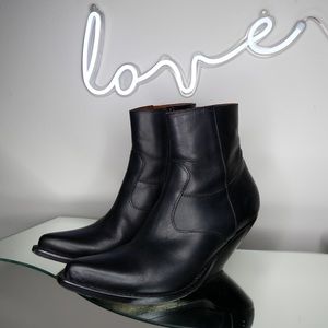 vetements cowboy boots